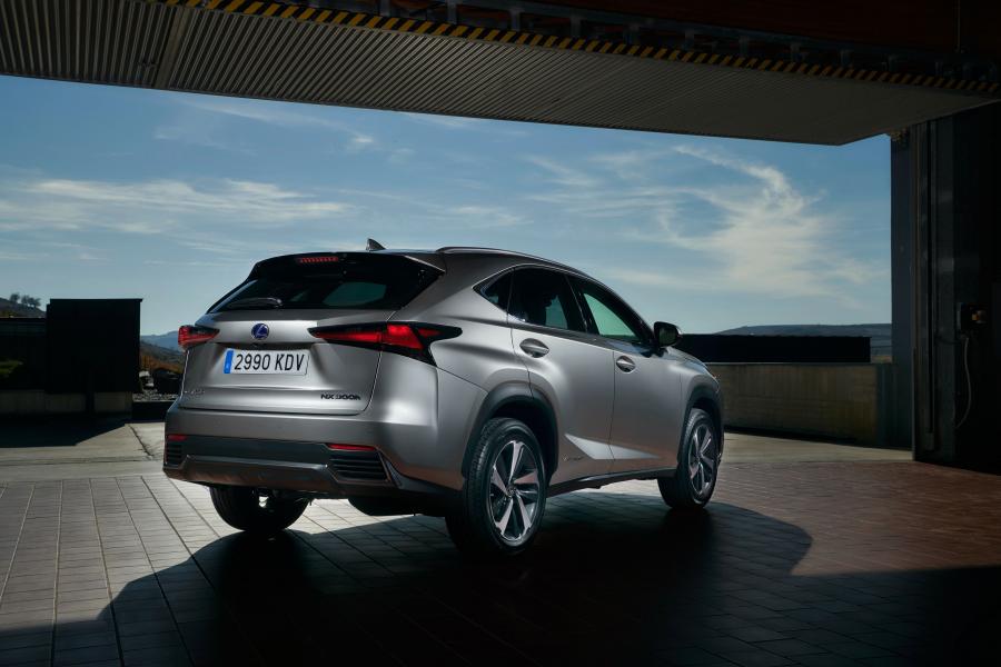 Lexus NX300h 2017 года  (WW) (фото 18 из 19)